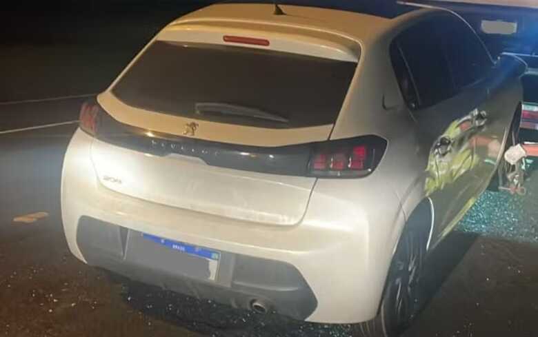 O veículo só foi liberado porque outra pessoa habilitada compareceu ao local e assumiu a direção.