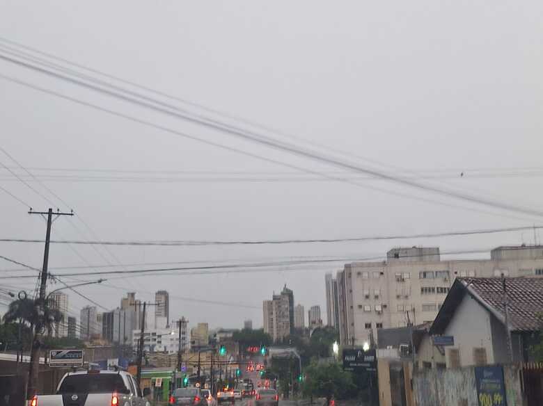 Tempo nublado e bastante chuvoso na Capital