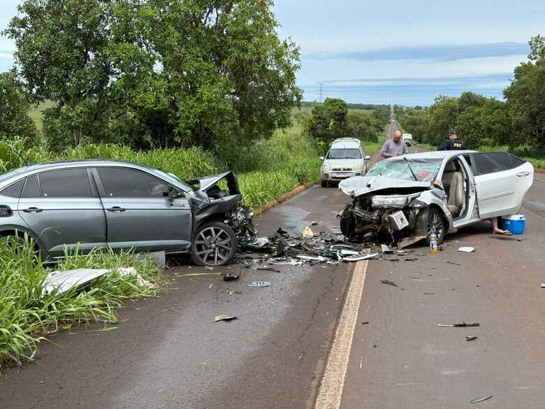 Carros ficaram destru&iacute;dos