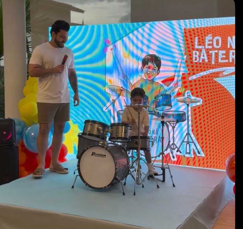 A primeira apresenta&ccedil;&atilde;o de L&eacute;o confirma que, mesmo t&atilde;o jovem, ele j&aacute; tem um talento natural para a m&uacute;sica