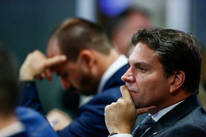 Filho do ex-presidente Jair Bolsonaro acumulou faltas, enquanto ex-chefe da Abin foi condenado por participa&ccedil;&atilde;o na trama golpista