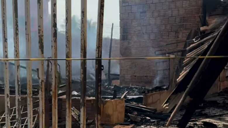 Casa ficou destru&iacute;da com o inc&ecirc;ndio