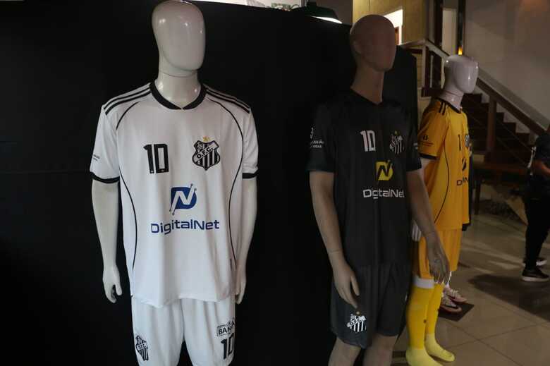 Novos uniformes do Oper&aacute;rio