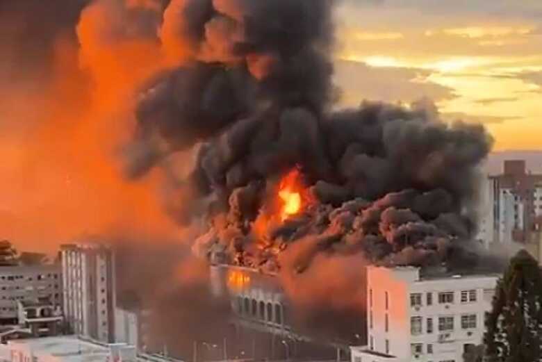 As chamas come&ccedil;aram por volta das 19h30 e se espalharam pelos andares superiores do pr&eacute;dio