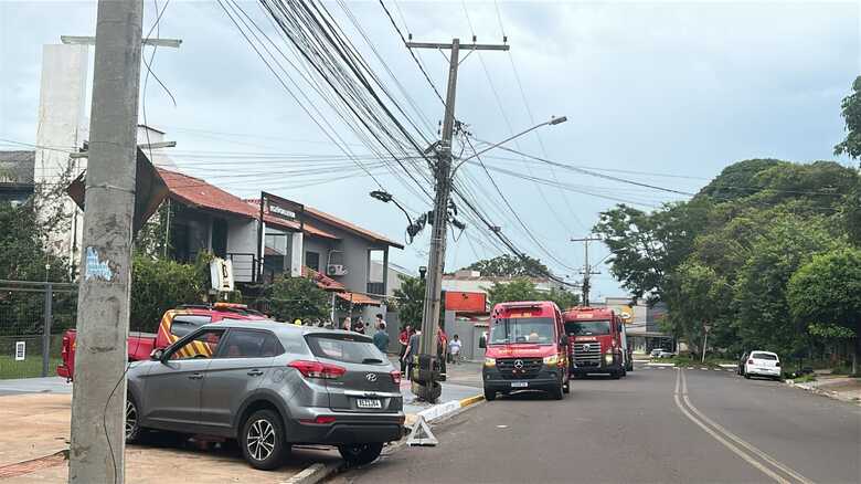 Poste de energia cont&eacute;m fios de alta tens&atilde;o