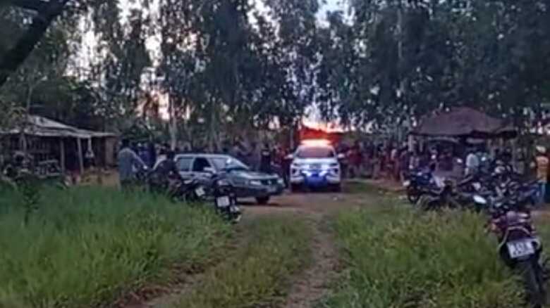 Autoridades estiveram presentes no local do homic&iacute;dio