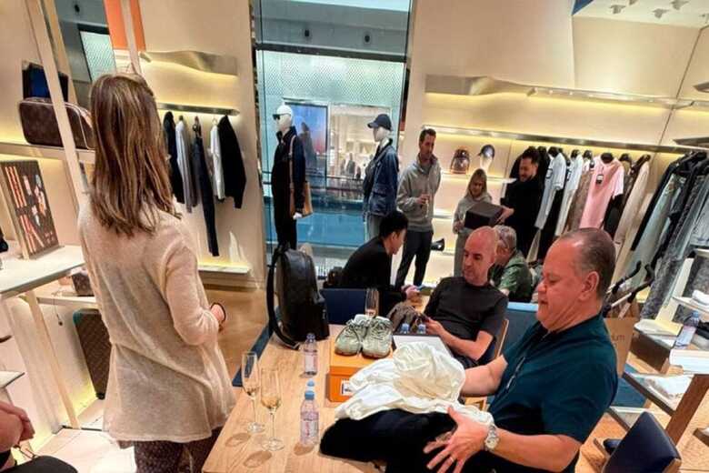 Nas imagens obtidas pela coluna, &eacute; poss&iacute;vel ver a senadora sul-mato-grossense e o lobista na lojaNas imagens obtidas pela coluna, &eacute; poss&iacute;vel ver a senadora sul-mato-grossense e o lobista na loja com ta&ccedil;as de espumante com ta&ccedil;as de espumante