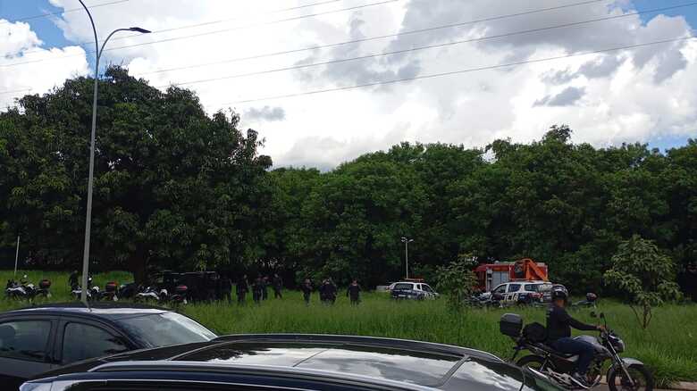 Movimenta&ccedil;&atilde;o policial no local