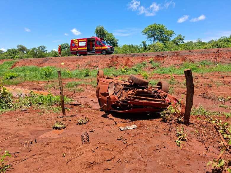Carro ficou destru&iacute;do