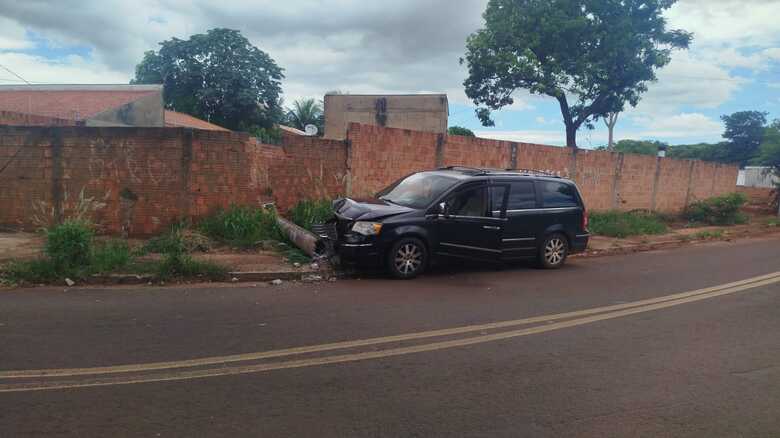 Ve&iacute;culo ficou danificado com o acidente