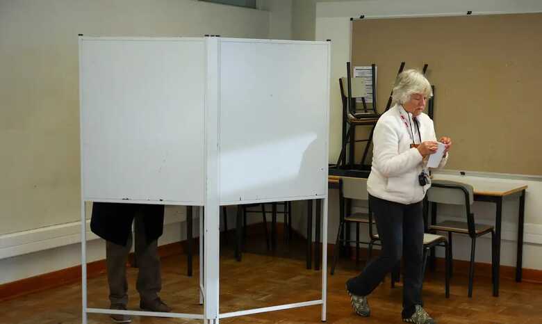 Eleitores votam e 11 candidatos disputam presid&ecirc;ncia