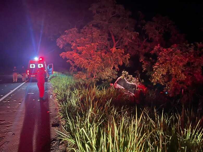 Carro colidiu em duas &aacute;rvores ap&oacute;s acidente com animal
