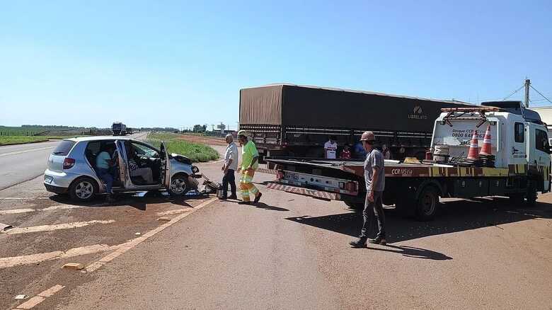 Acidente danificou o ve&iacute;culo de passeio