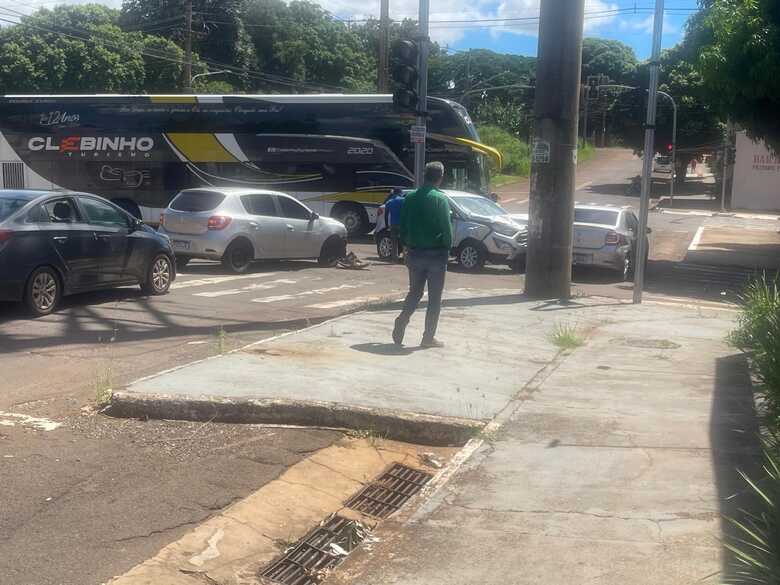 Momento em que carros colidiram no cruzamento