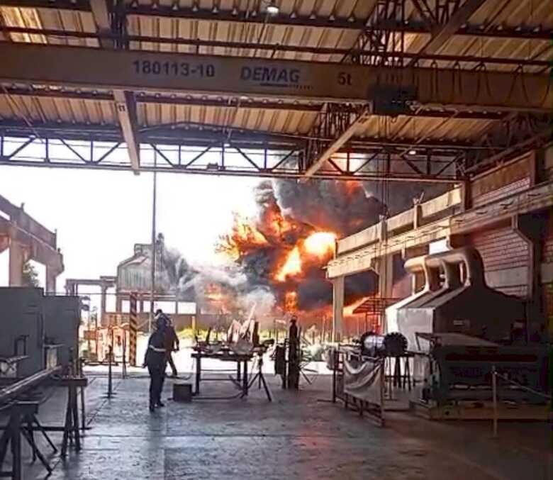 Fogo atingiu cinco c&eacute;lulas da torre de resfriamento