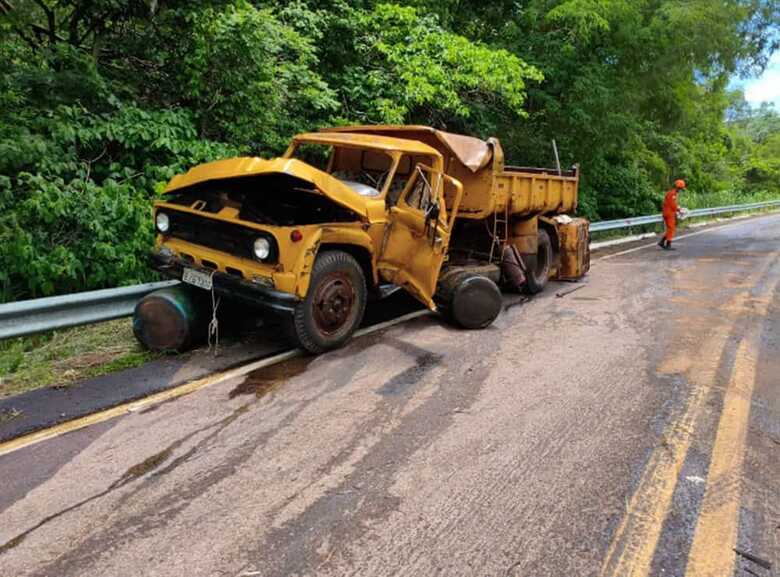 Acidente envolveu um caminh&atilde;o carregado com &oacute;leo diesel