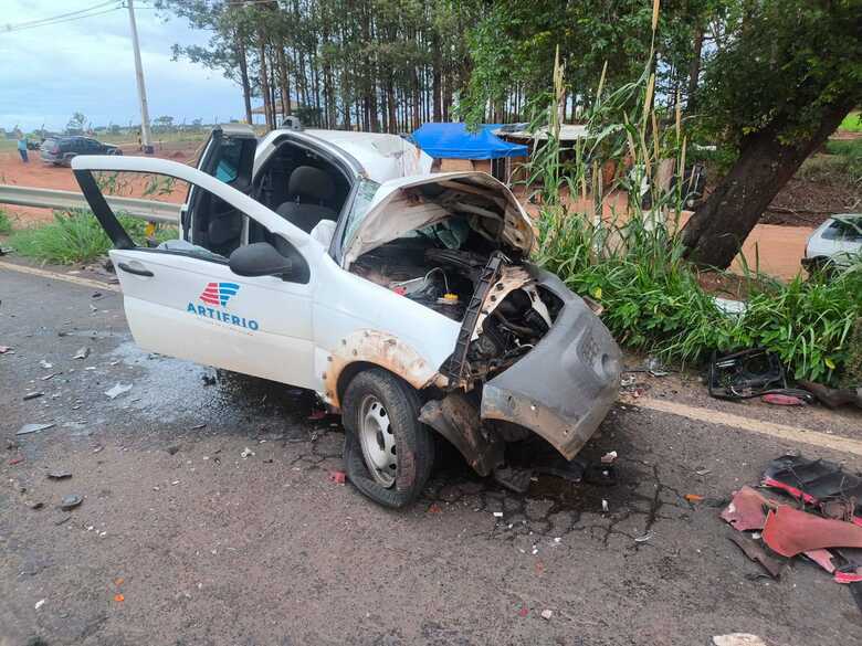 Carro de uma empresa ficou destru&iacute;do