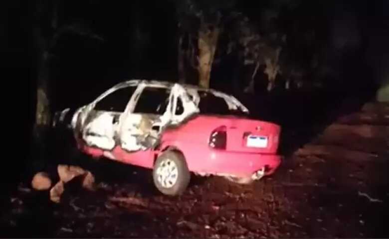 Carro ficou bastante destru&iacute;do ap&oacute;s o inc&ecirc;ndio