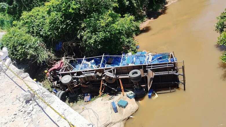 Ve&iacute;culo caiu no rio Piquiri