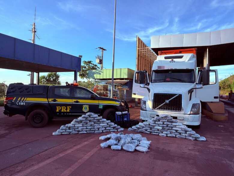Ao inspecionar o ve&iacute;culo, os agentes perceberam forte odor de maconha na cabine.