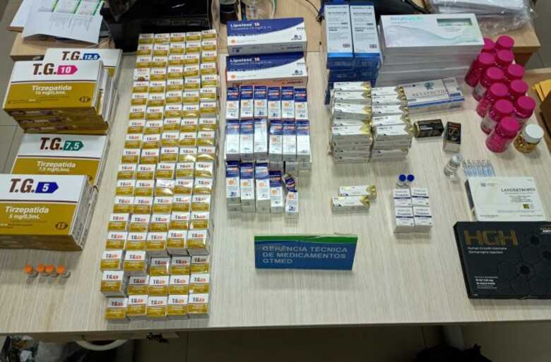 Entre os produtos apreendidos estavam 3.168 ampolas de tirzepatida, 78 canetas de retratutida