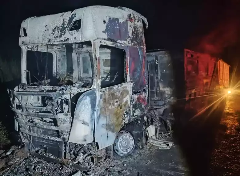 Carreta fica parcialmente danificada