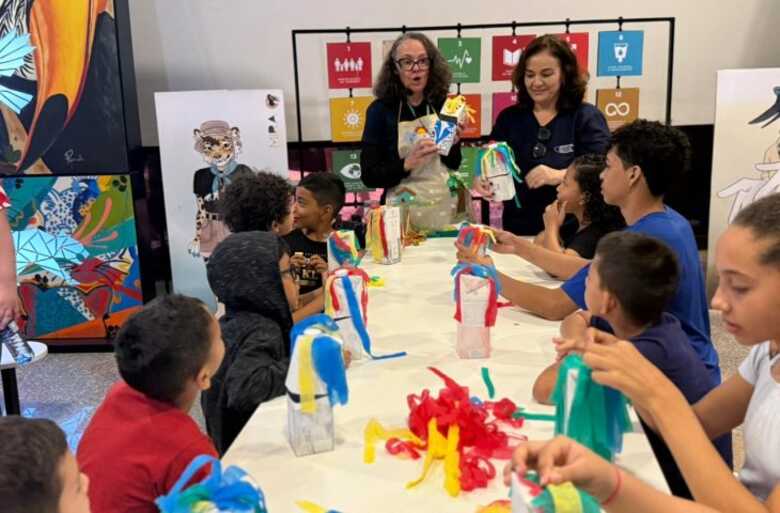 Oficinas de frotagem, teatro de fantoches, conta&ccedil;&atilde;o de hist&oacute;rias, jogos de tabuleiro e a tradicional brincadeira de amarelinh