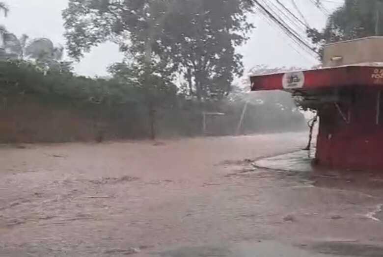 Avenida Tr&ecirc;s Barras ficou alagada e se transformou em um rio