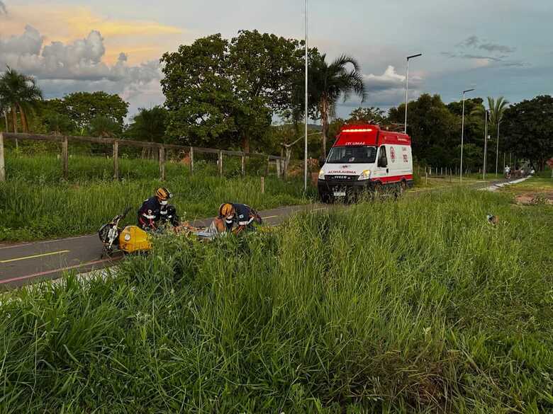 Moto foi parar em valeta 