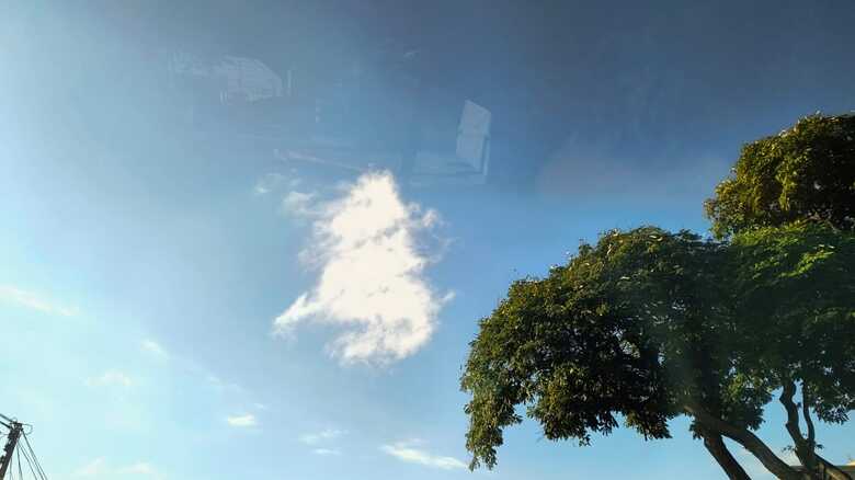 C&eacute;u azul e poucas nuvens em Campo Grande