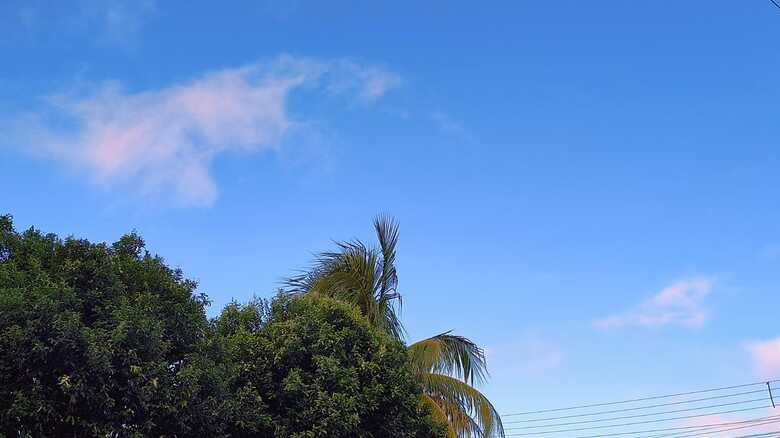 C&eacute;u azul com poucas nuvens em Campo Grande