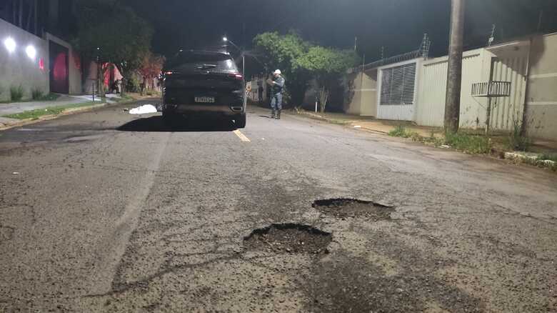 Carro desviou de buraco e atingiu o motociclista