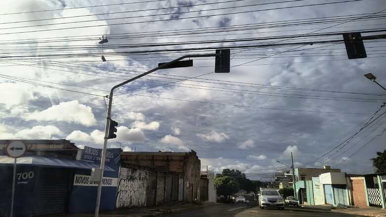 Sol apareceu, mas tempo amanheceu com v&aacute;rias nuvens