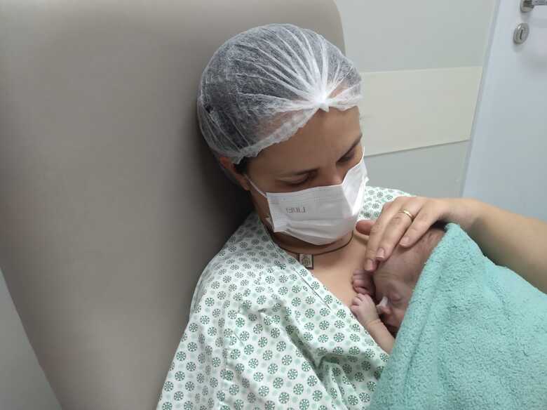 Jos&eacute; Davi e a m&atilde;e Paula Patr&iacute;cia.