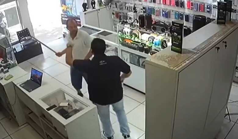 Homem apareceu armado com um peda&ccedil;o de madeira