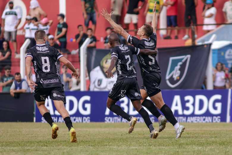 Jogadores do Oper&aacute;rio comemorando vit&oacute;ria 