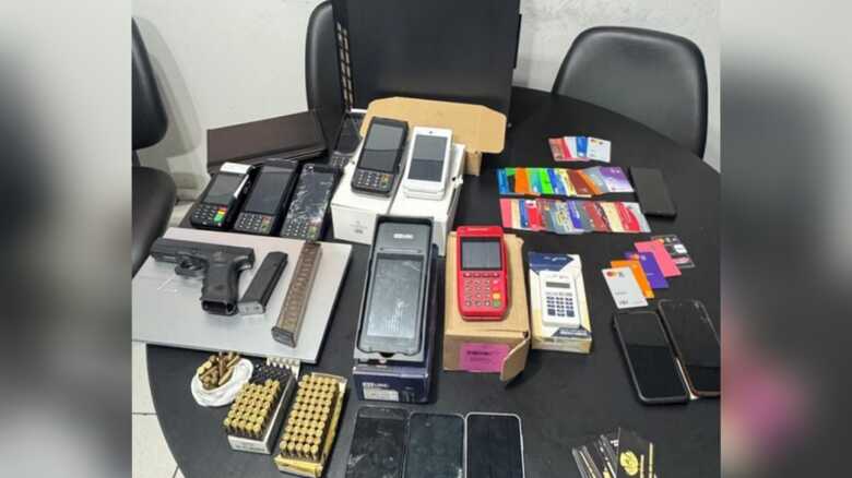 M&aacute;quinas, cart&otilde;es e at&eacute; armas foram apreendidas