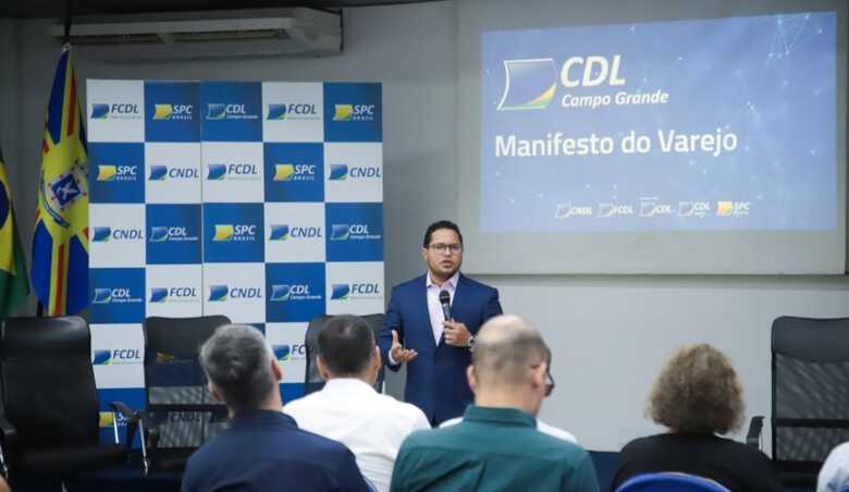 Vereador Papy durante o evento na CDL-CG