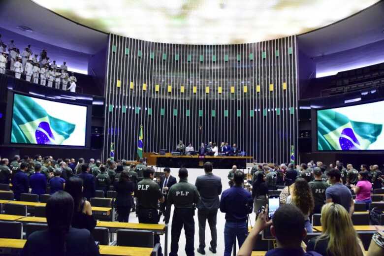 Policiais legislativos participam de homenagem no Plen&aacute;rio da C&acirc;mara dos Deputados  