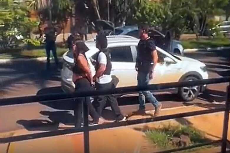 Mulher foi presa pela pol&iacute;cia em meio a atendimento