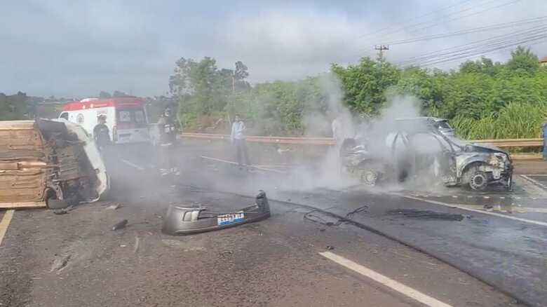 Carro ficou totalmente destru&iacute;do