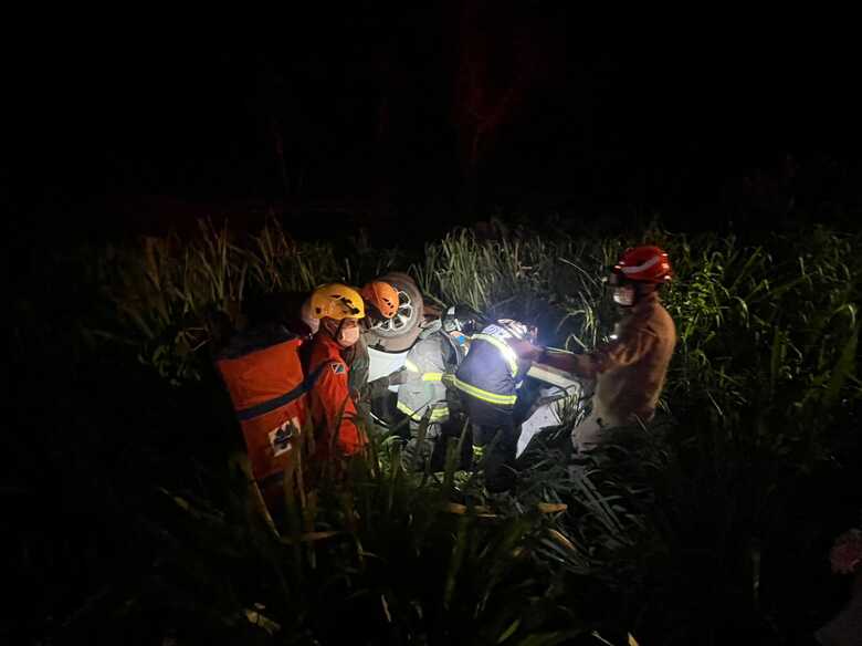 Carro parou nas margens da rodovia em meio ao mato