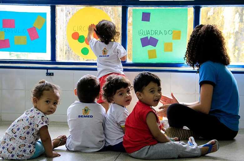S&atilde;o professores da educa&ccedil;&atilde;o infantil aqueles que exer&ccedil;am doc&ecirc;ncia e tenham sido aprovados em concurso p&uacute;blico