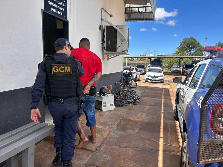 O indiv&iacute;duo foi preso e levado para a delegacia