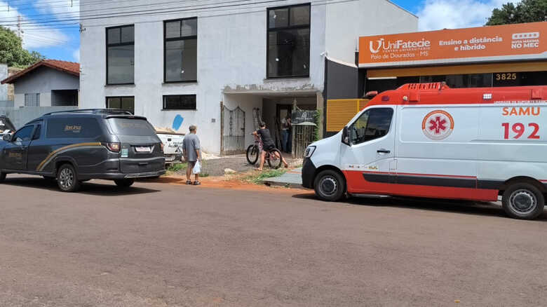 Trabalhador de uma altura de quatro metros