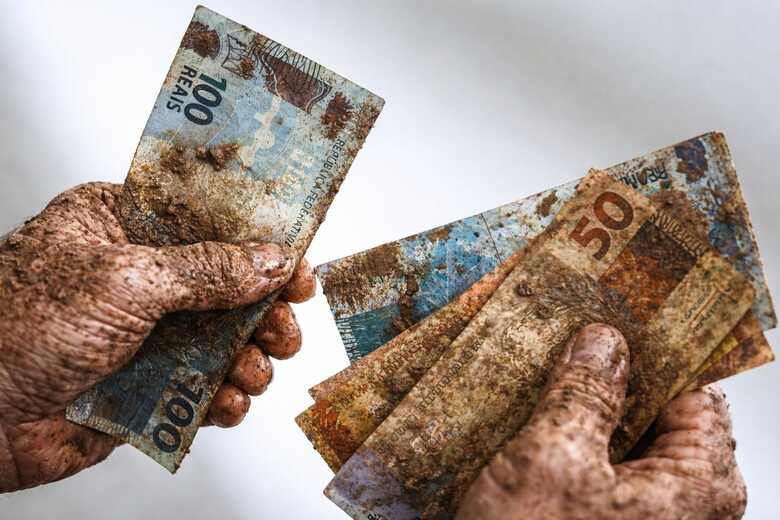 Dinheiro sujo - Foto: Gilson Abreu/AEN/com edi&ccedil;&atilde;o IA/chatgpt