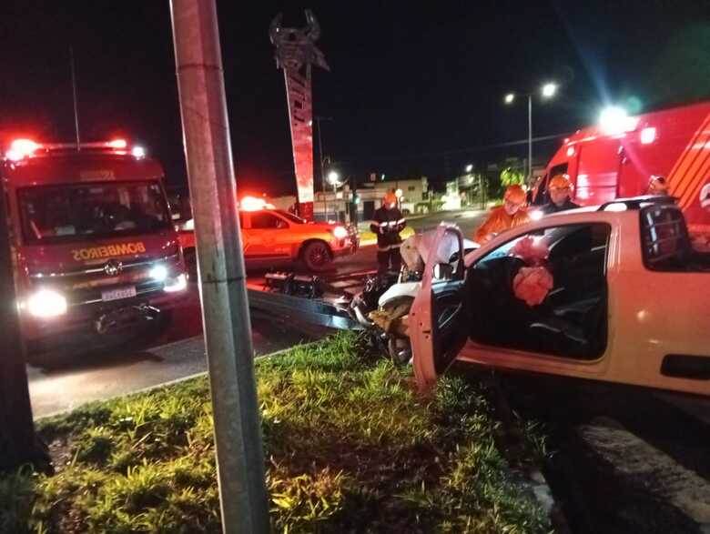 Acidente deixou estragos na rotat&oacute;ria