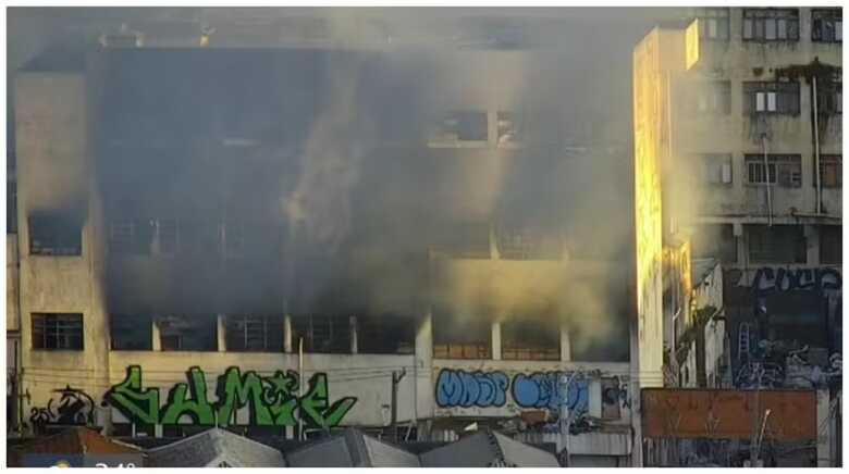 Inc&ecirc;ndio atinge pr&eacute;dio na Vila Prudente 