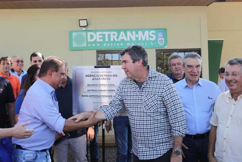 Senador Nelsinho Trad e o governador Eduardo Riedel -