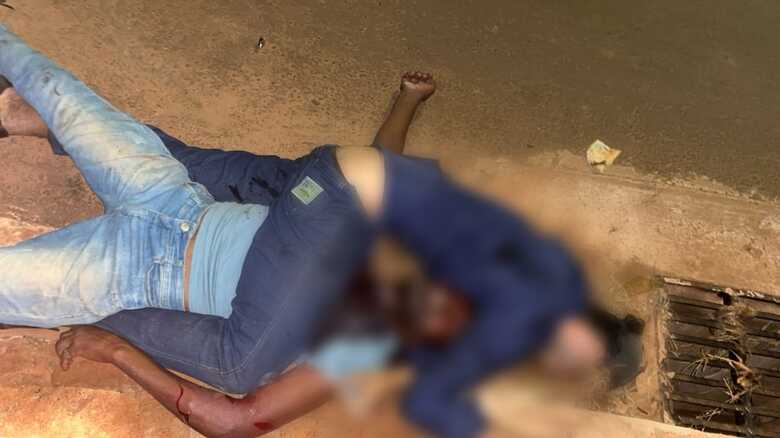 Leandro, de blusa azul, foi morto a facadas